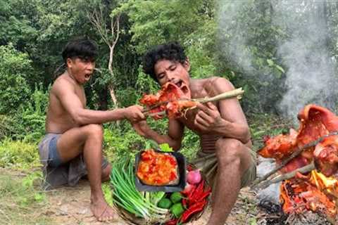 Forest survival skill  Eat Amazing grilled pork ears in the forest
