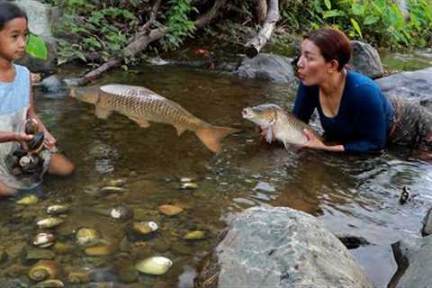 Top survival skills mother with daughter in forest- Catch big fish &amp; pick mussels for food..