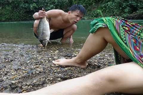 Survival Skills: Primitive Technology Cooking Fish Recipe - Girl sleep meet Tarzan