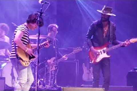 Gary Clark Jr and a lucky fan perform catfish blues. He Kills it!!