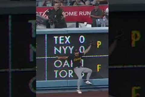 Kiké Hernández hits a home run in one of the wildest ways possible 😯