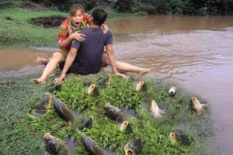 Survival Skills - 100 Best And Most Unique Fishing Ways Of the Original Couple, Catch A Lot Of Fish