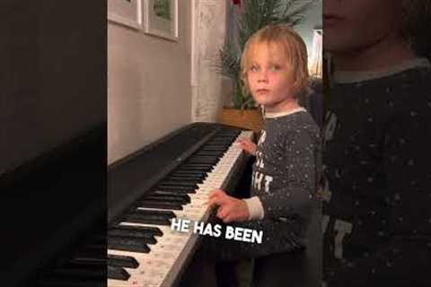 This little boy learned the piano by himself 😱