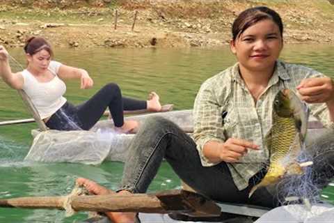 Moving the vegetable garden, casting nets overnight to catch fish. the girl's daily life.