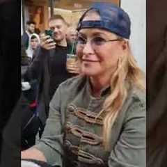 Celebrity Anastacia joins street performer for surprise DUET  / Collect mony