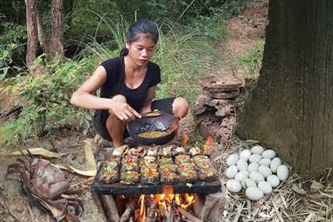 Pick crabs and egg in forest, Egg hot chili grilled with crab for dinner, Survival in the rainforest