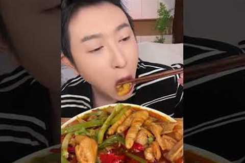 The spicy and crispy pepper and numbing stew includes boneless chicken feet, chicken tendons, du