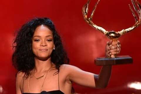 Rihanna Wins Most Desirable Woman at 2014 Spike Guys Choice Awards