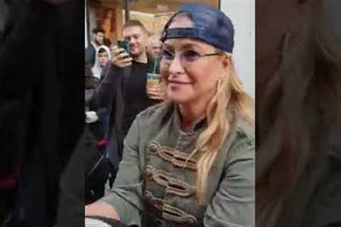 Celebrity Anastacia joins street performer for surprise DUET  / Collect mony