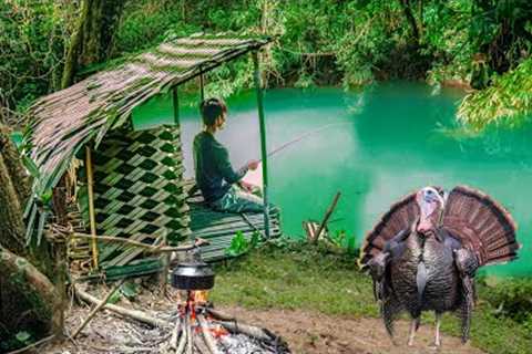 2 Days solo survival CAMPING. Fishing, turkeys trap, Catch and Cook. Bushcraft Survival Shelter