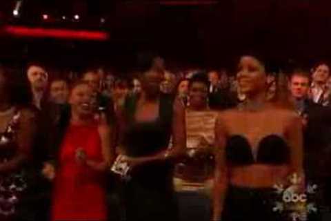 Rihanna wins Female Artist of the Year at the AMAs