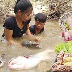 Survival in the forest, Catch fish in river & Fish curry tasty for lunch, Pork leg soup Green..