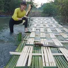 Primitive way of catching fish using bamboo as a trellis - Build trap fish to survival Ep1