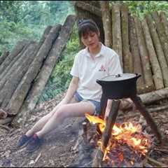 Building survival shelter, Bushcraft Secret Hut, Bushwalking in the forest, Cooking instant noodles