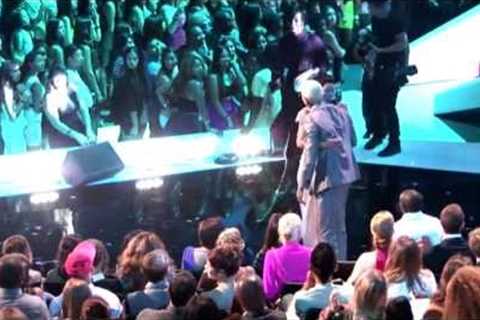 Chris Brown Greets Rihanna At The MTV 2012 Video Music Awards