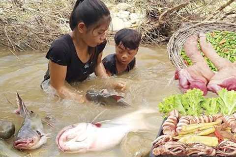 Survival in the forest, Catch fish in river & Fish curry tasty for lunch, Pork leg soup Green..