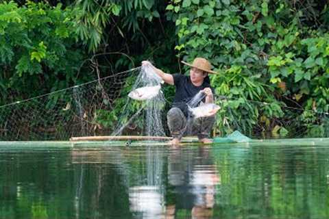 Making Bamboo Rafts, Fishing, Smoking Fish, Enjoying Grilled Chicken: River Survival | EP.396