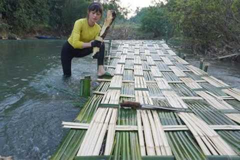 Primitive way of catching fish using bamboo as a trellis - Build trap fish to survival Ep1