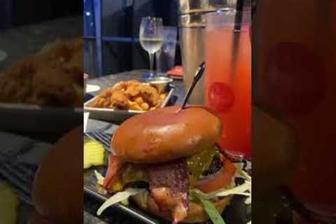 A great spot to go golfing with friends and family! ⛳️🍔🍷 #golfing #thingstodoinhouston #fun