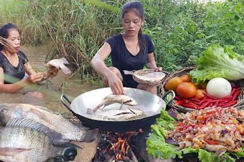 Survival in forest: Catch and cook Fish for survival food, Fish sour sweet cooking with spicy recipe