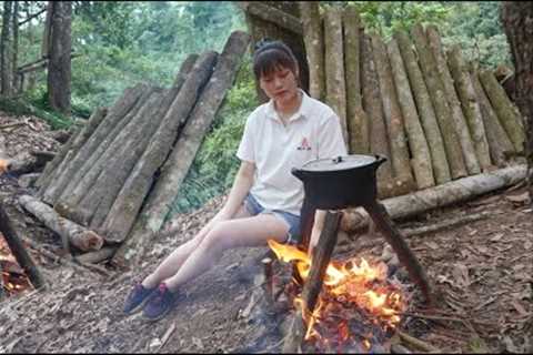 Building survival shelter, Bushcraft Secret Hut, Bushwalking in the forest, Cooking instant noodles