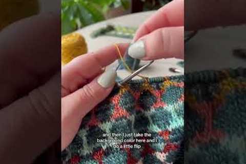 Watch how Selena tensions her yarn for color work without using a Norwegian knitting thimble! ✨🧶