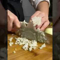 How A Professional Chef Cuts An Onion