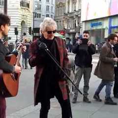 Rod Stewart - Impromptu street performance Handbags And Gladrags At London's Piccadilly Circus