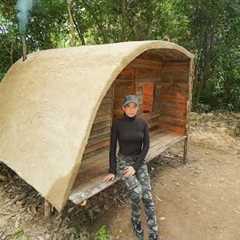 Building a Warm and Cozy Hollow for Survival, in the root of a fallen spruce. Secret cave