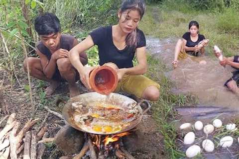 Survival in the forest, Catch fish &amp; Pick egg for jungle food, Fish curry tasty with egg for..