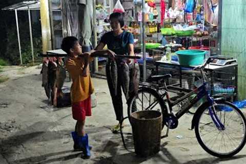Bac's survival skills, using bicycles to move on the road, use many small bamboos for fishing.