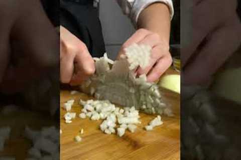 How A Professional Chef Cuts An Onion