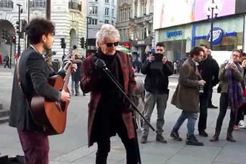 Rod Stewart - Impromptu street performance Handbags And Gladrags At London's Piccadilly Circus