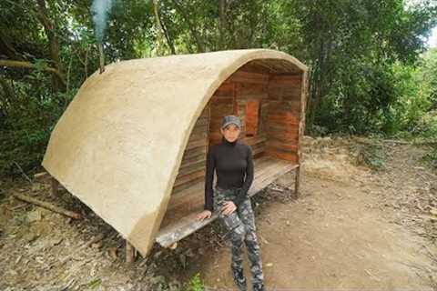 Building a Warm and Cozy Hollow for Survival, in the root of a fallen spruce. Secret cave