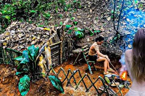 Build a safe shelter in the forest, survival skills in the wild - Bushcraft camping
