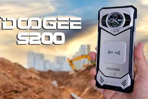 This Rugged Smartphone Has 2 Displays! Doogee S200 Review