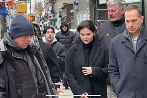 Selena Gomez takes selfies with fans in NYC! #selenagomez #fashion #trending