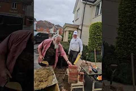 Random guy turns up on the job. #bricksandslides #bricklayer #bricklaying #construction #tradesman