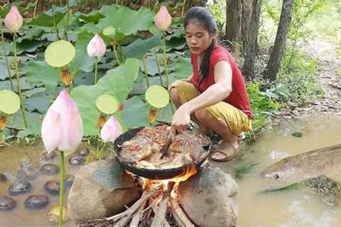Survival in the rainforest, Catch fish &amp; frog for jungle food, Catch and cook snail spicy for..