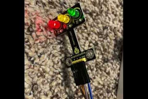 Simple traffic light circuit using microbit #Microbit #BBC. #Coding