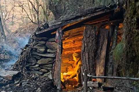 Building a Dugout Shelter for Winter Survival, coldest winter bushcraft camping in the wilderness
