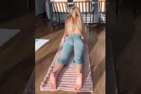 Fun yoga pose 🧘🏼‍♀️ #flexibility #yoga #yogapants #yogaposes