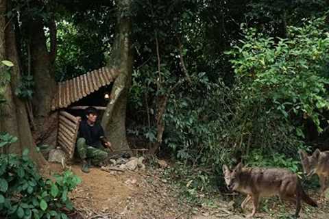 Building a Warm Secret Shelter deep inside a giant tree, tree house. Bushcraft Survival Shelter