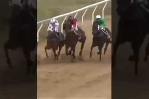 JOCKEY SAVES FELLOW RIDER FROM FALLING MID-RACE 🤯 | Footage courtesy of Roma Turf Club
