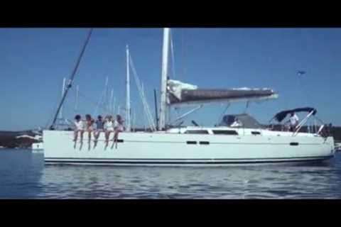 Island hopping on a Sailing Yacht | incrediblue.com