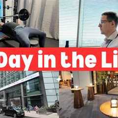 A Day in the Life: Working at an Investment Bank (Plus Guide to Investment Banking)