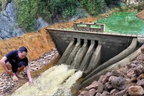 This guy Build mini hydroelectric power plant with one powerful generators, 220V, light up a forest