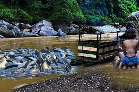 Make bamboo rafts in heavy rain to catch fish - Survival skills in the wild