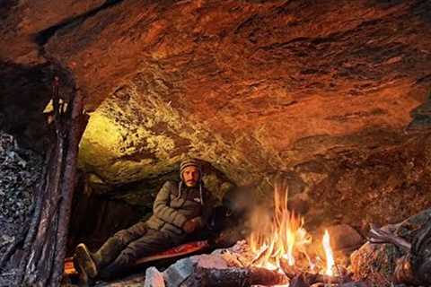 Building a Survival Shelter under the Cliff, Winter Bushcraft Camping in the Rain forest