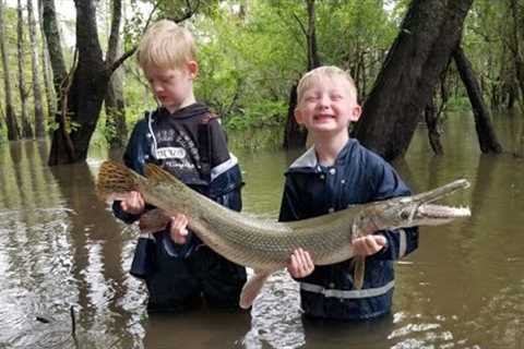 5 Days Fishing &amp; Camping in Swamp - Catch &amp; Cook Frogs, Gar, Crabs, Catfish &amp; Buffalo.